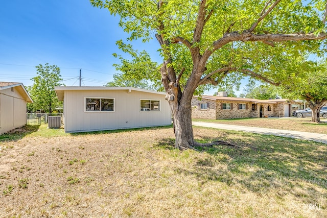 view of front of property featuring a front yard