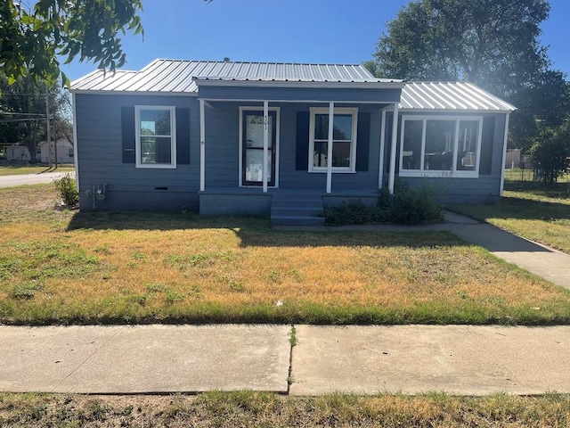 bungalow-style home featuring a front yard and covered porch