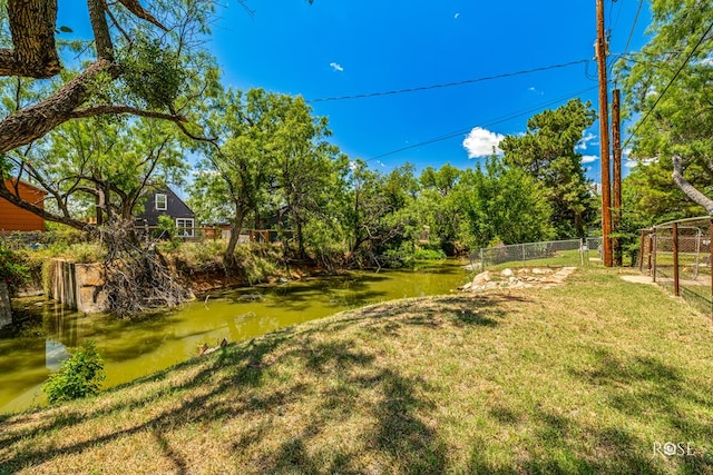 view of yard featuring a water view