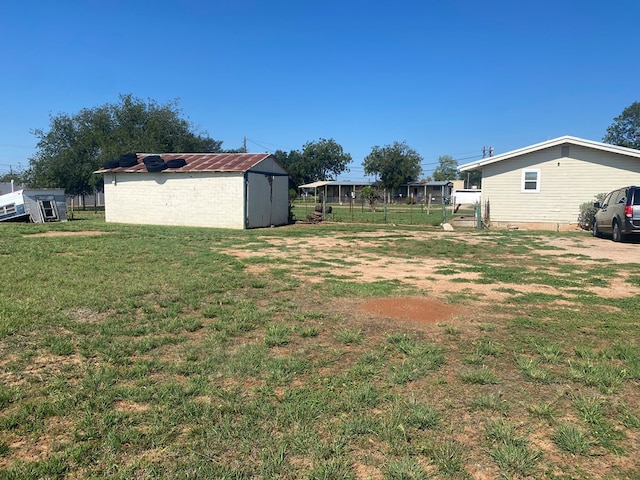 view of yard with an outdoor structure