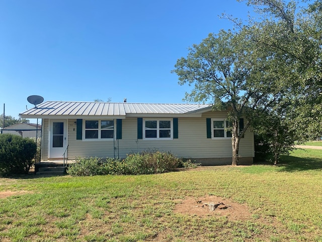 view of front of property featuring a front lawn