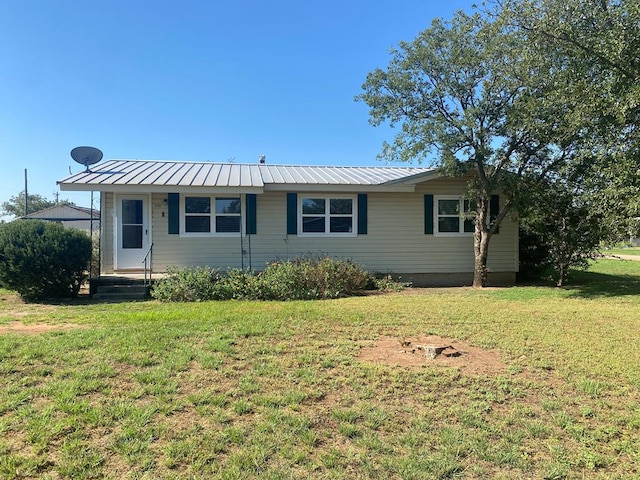 single story home featuring a front lawn