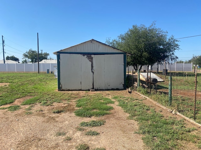 view of outdoor structure featuring a yard