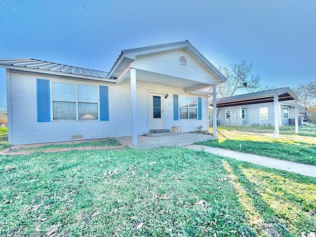 view of front of house with a front yard and covered porch