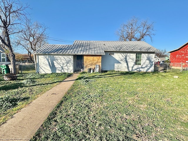 view of front of home featuring a front lawn