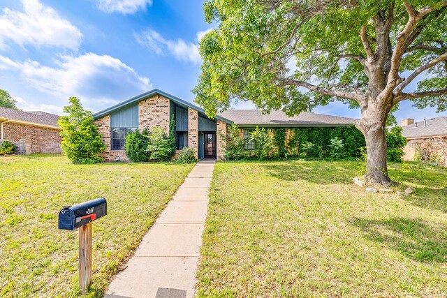 ranch-style home featuring a front lawn