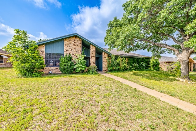 single story home featuring a front lawn