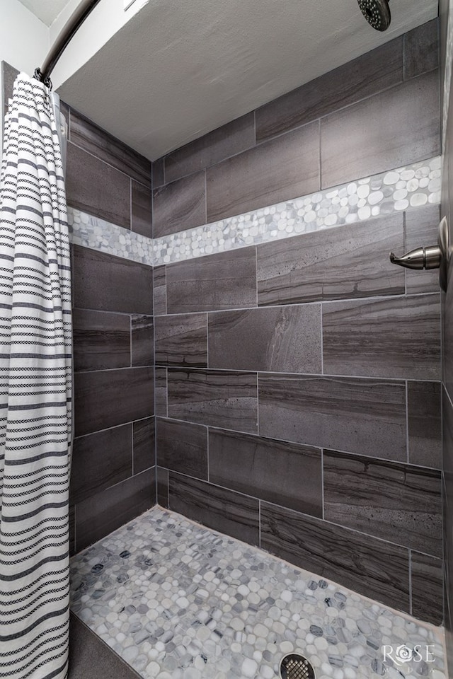 bathroom featuring a tile shower