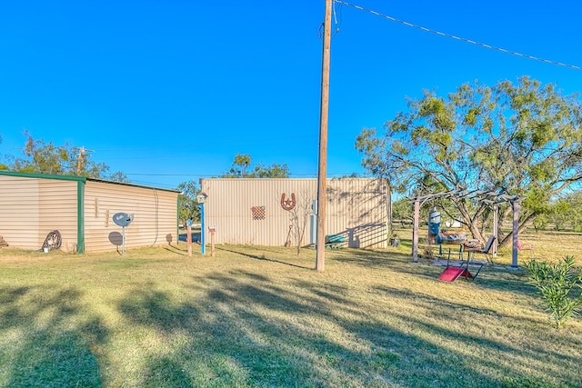 view of yard featuring an outbuilding