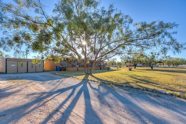 ranch-style home featuring a front lawn