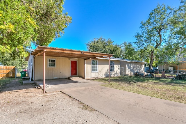 view of front of property with a carport and a front yard