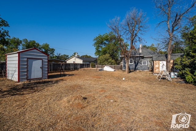 view of yard with a storage unit