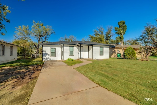 view of front of house featuring a front lawn