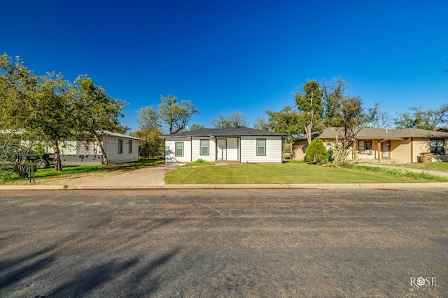 ranch-style house featuring a front yard