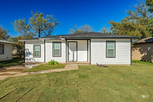 single story home with a front yard