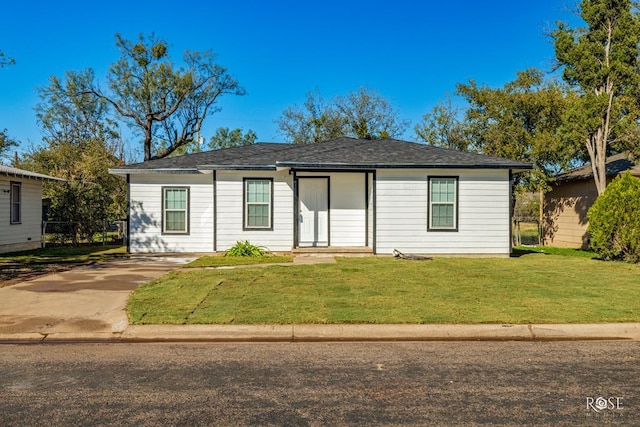 view of front facade with a front yard