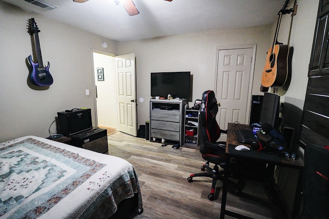 7229 Sun Ln, San Angelo, TX 76901 - bedroom featuring light wood-style flooring, an office area, and a ceiling fan