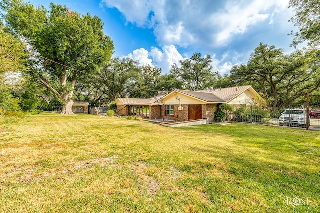 ranch-style house featuring a front yard