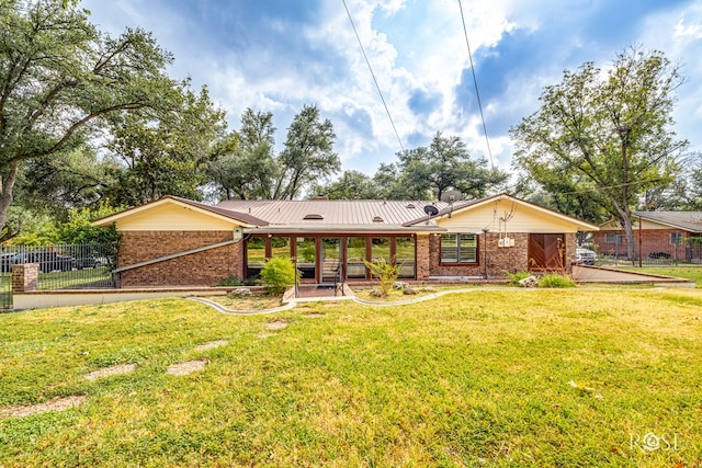 single story home with a front lawn