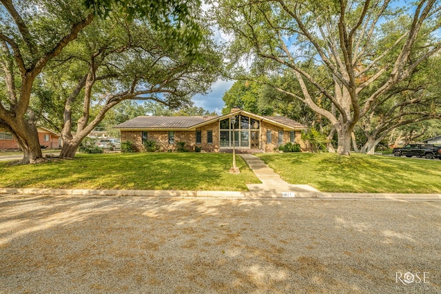 ranch-style house featuring a front lawn