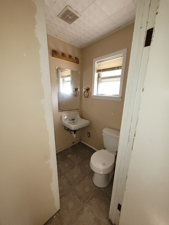 bathroom featuring toilet and sink