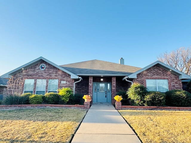 single story home with a front lawn