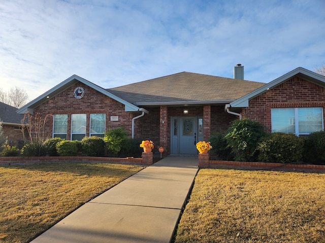 view of front of property with a front yard