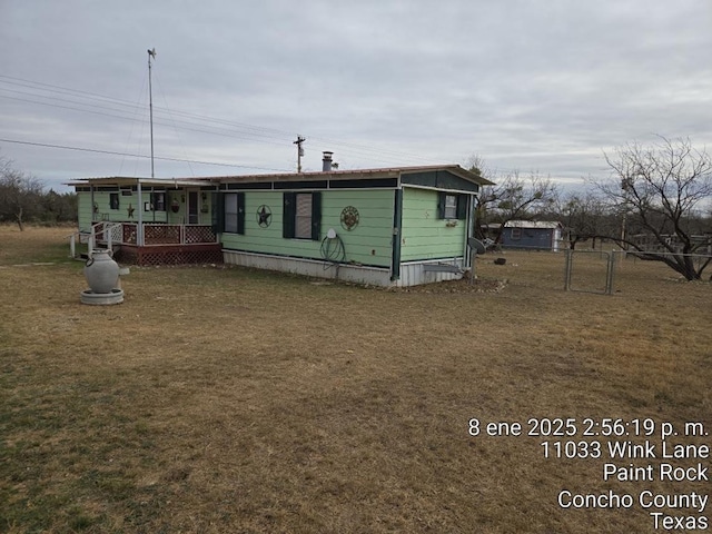 manufactured / mobile home featuring fence and a front yard