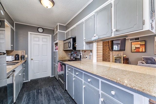 kitchen with crown molding, light countertops, visible vents, decorative backsplash, and appliances with stainless steel finishes