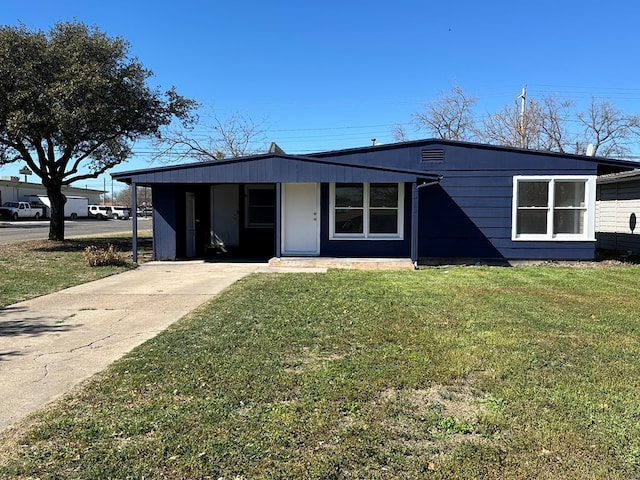 view of front of property featuring a carport and a front yard