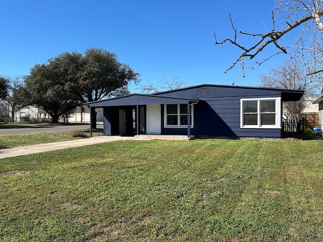 view of front of house featuring a front yard and a carport