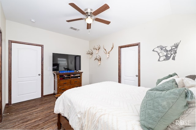 bedroom with dark wood-style flooring, visible vents, and ceiling fan