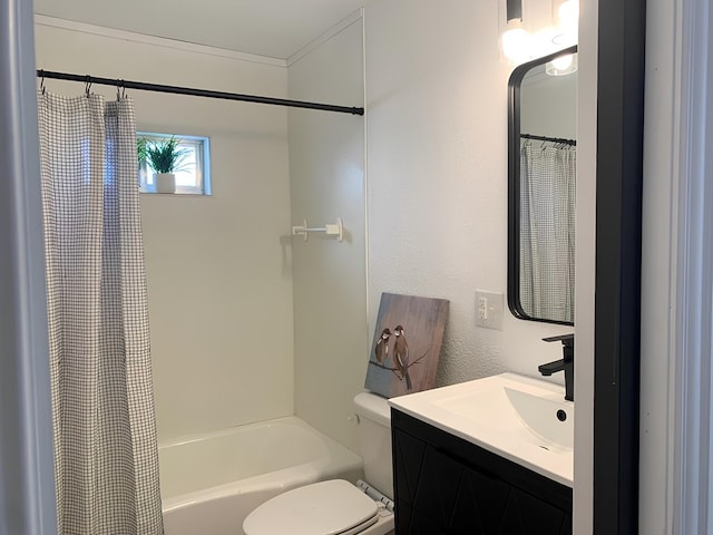 62 E 39th St, San Angelo, TX 76903 - bathroom with toilet, vanity, and shower / bath combo with shower curtain