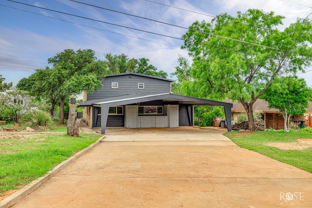 3237 Red Bluff Rd W, San Angelo, TX 76904 - view of front of house featuring driveway and a front yard