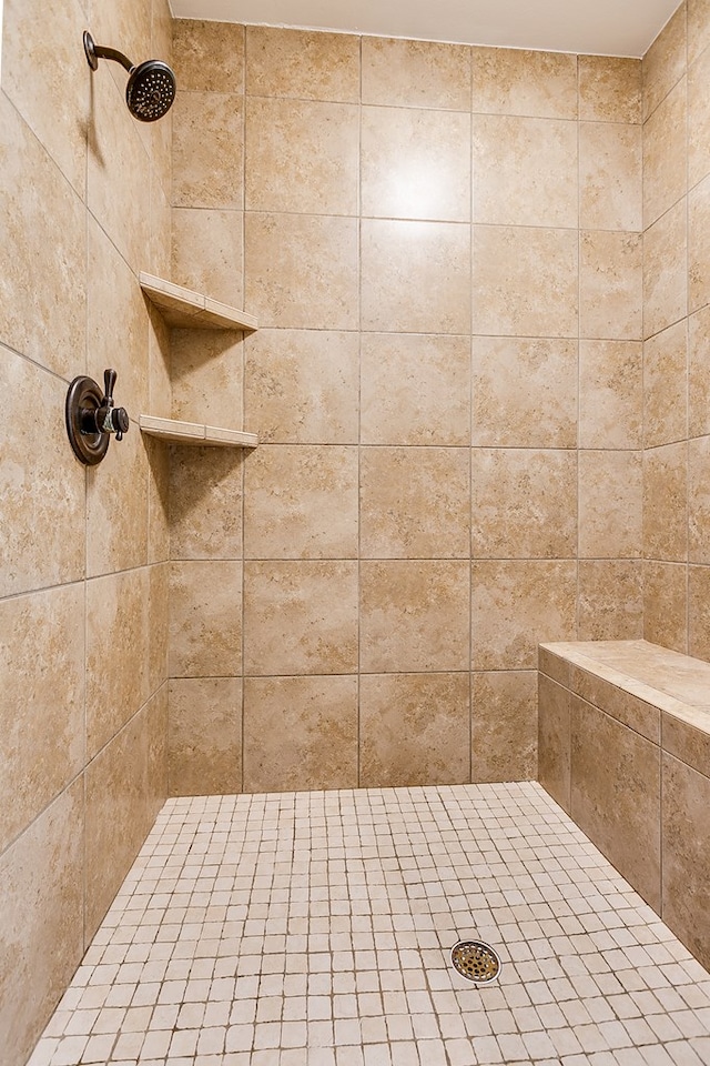 bathroom featuring a tile shower