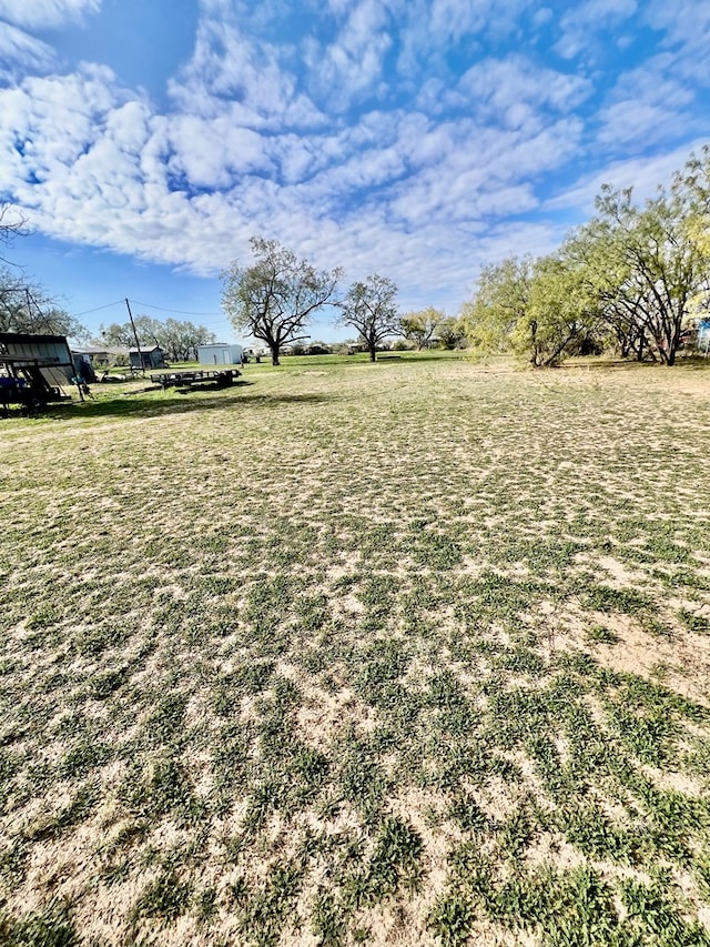 view of yard featuring a rural view