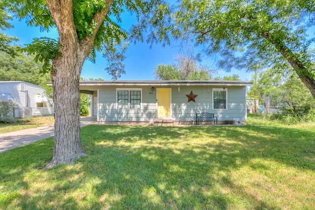 1632 Mission Ave, San Angelo, TX 76905 - ranch-style home with a front lawn