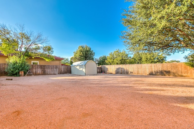 view of yard with a storage shed