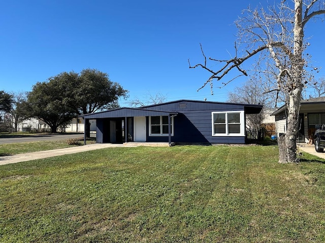 view of front of property featuring a carport and a front yard