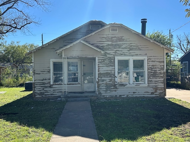 bungalow featuring a front lawn