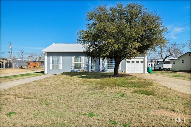 view of front of home featuring a garage and a front yard