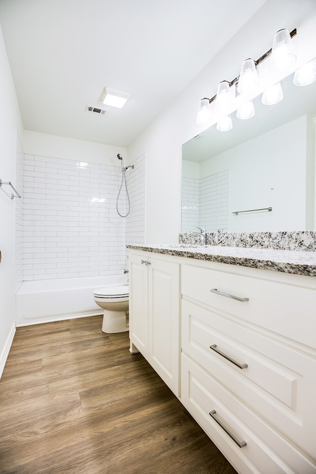 909 E 39th St, San Angelo, TX 76903 - full bath featuring vanity, shower / washtub combination, and wood finished floors