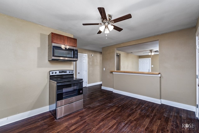 kitchen with dark hardwood / wood-style flooring, stainless steel appliances, kitchen peninsula, and ceiling fan