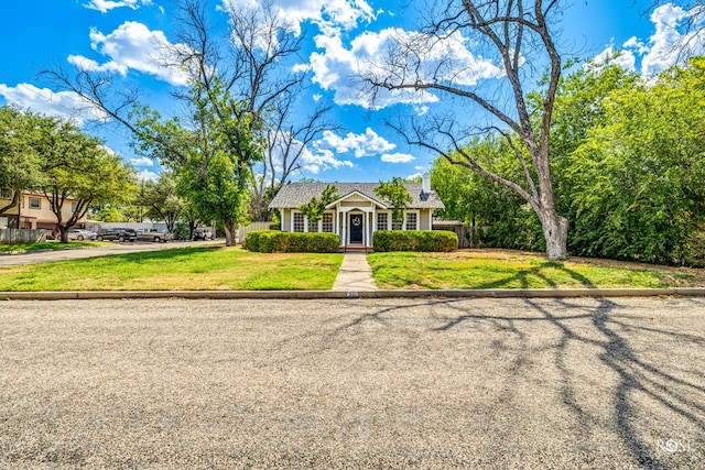 view of front of property featuring a front lawn