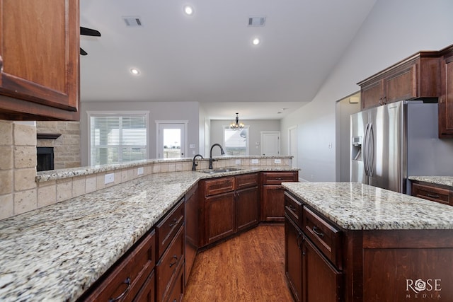 kitchen featuring a sink, visible vents, appliances with stainless steel finishes, and dark wood-style floors