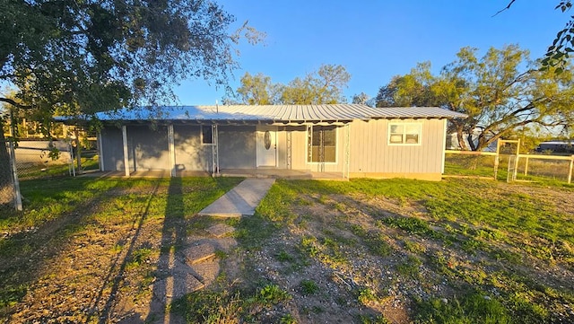 view of front of property featuring a front lawn