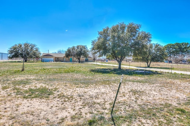 view of yard featuring a rural view