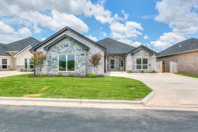 view of front of property featuring a front yard