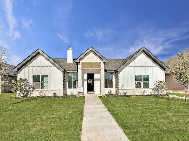 view of front facade featuring a front lawn