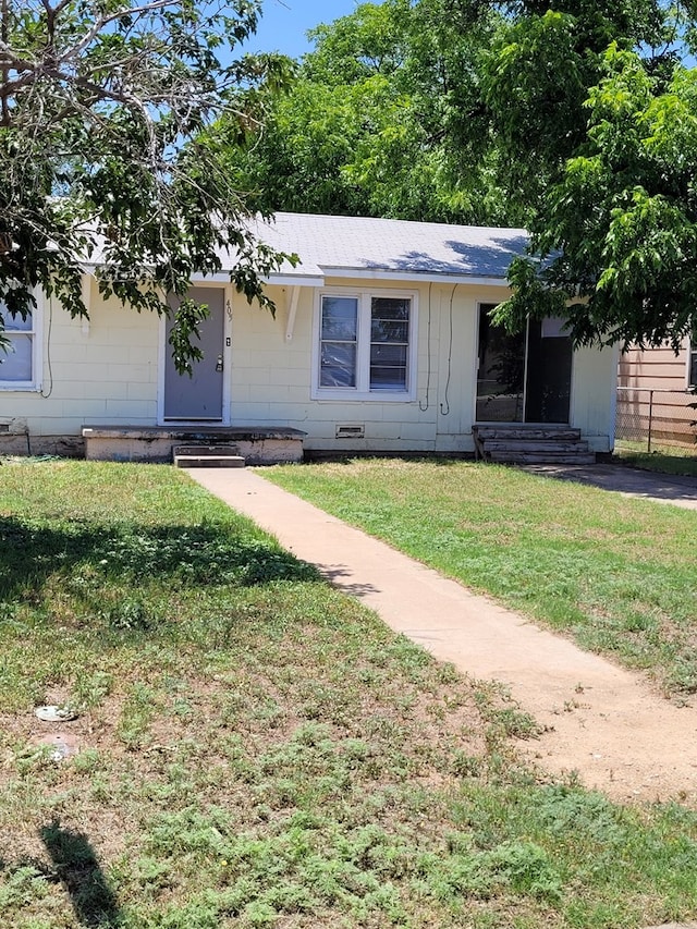 405 E 41st St, San Angelo, TX 76903 - view of front of house featuring entry steps and a front lawn